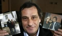 Der Münchner Filmkomparse und Autogrammsammler Wolfgang Maier zeigt am Montag (07.02.2006) in seiner Wohnung in München zwei Fotos, auf denen er mit Bud Spencer (l) bzw. Klaus Kinski zu sehen ist. (Foto: dpa)