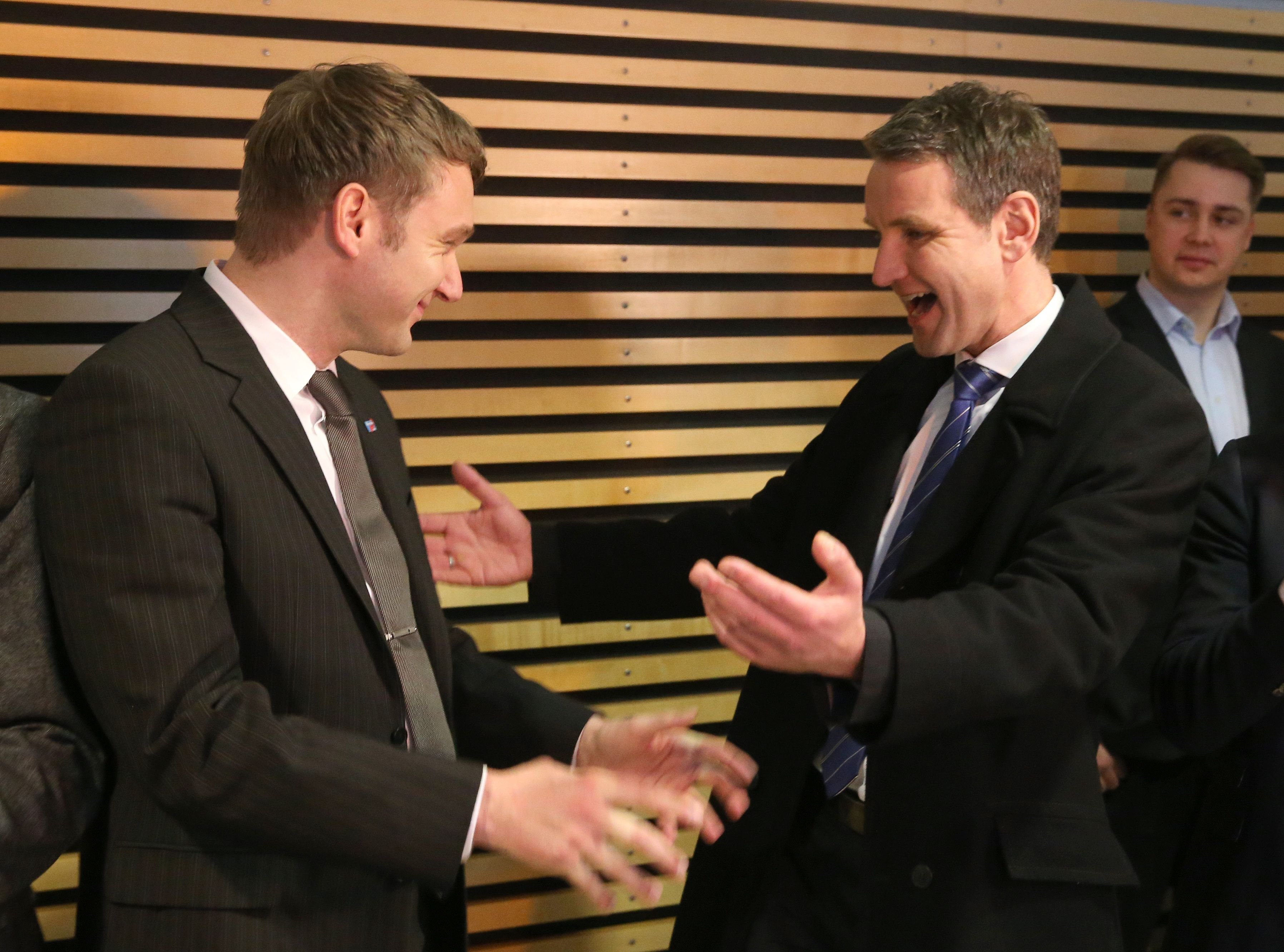André Poggenburg (l.) und Björn Höcke (r.), AfD-Spitzenkandidaten in Sachsen-Anhalt und Thüringen, umarmen sich auf der AfD-Wahlparty in Magdeburg.
