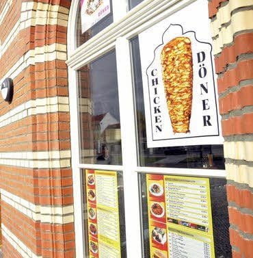 Der 34-jährige türkischstämmige Betreiber dieses Imbisses im Bernburger Bahnhof ist bei einem Angriff schwer verletzt worden.