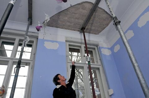In der Kita «Villa der fröhlichen Kinder» ist ein Teil einer Decke auf schlafende Kinder gestürzt. (FOTO: JAN MÖBIUS)