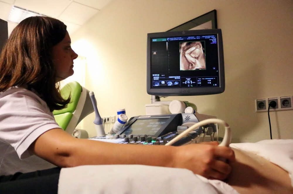 Ein Baby ist unterwegs: Ultraschall-Untersuchung auf der Geburtenstation der Helios-Klinik in Köthen.