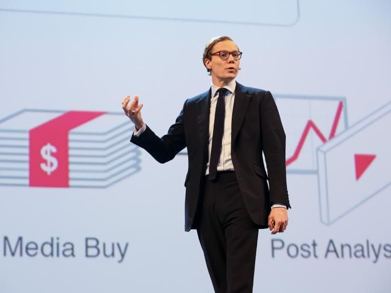 Cambridge Analytica wurde bekannt als die Firma, deren Datenauswertung Donald Trump zum Sieg bei der US-Präsidentenwahl 2016 verholfen haben soll. Der Datenexperte Alexander Nix ist Geschäftsführer von Cambridge Analytica. Foto: Christian Charisius/Archiv