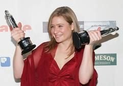 Die deutsche Schauspielerin Julia Jentsch freut sich am Samstag (03.12.2005) in Berlin nach der Verleihung des Europäischen Filmpreises über ihre beiden Auszeichnungen (Beste europäische Schauspielerin, Publikumspreis). (Foto: dpa)