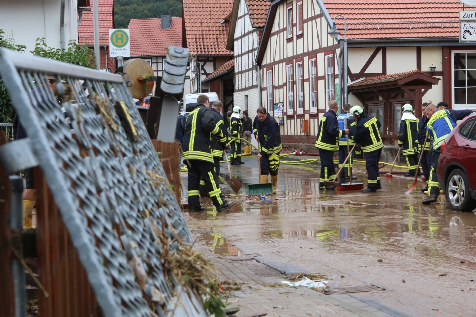 Starkregen sorgte in Rustenfelde für erhebliche Schäden. Die Leiche eines Feuerwehrmanns wurde in einem Bach angespült.