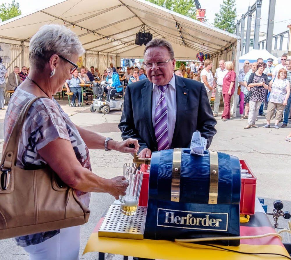 Bürgermeisterin Doris Berlin und Norbert Knichal kümmern sich um den Bieranstich zur Eröffnung.