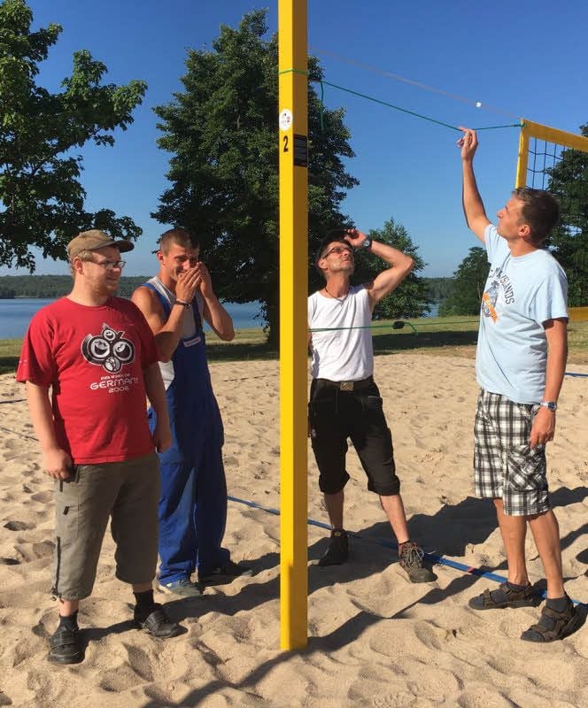 Marek Staginnus (re.) und sein Team, das die neuen Volleyballfelder errichtet hat.