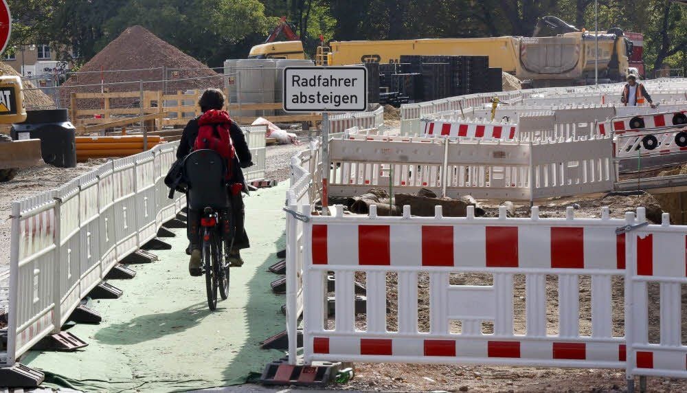 Ärgernis für Anwohner: Radeln an der Baustelle.