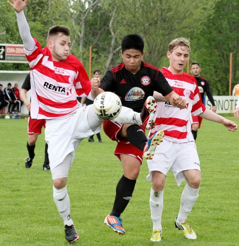 Doppel-Torschütze Kevin Zschimmer (l.) und Max Hecht nehmen den Gothaer Dat Le Duc in die Zange.