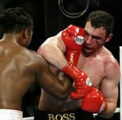 Vitali Klitschko verliert am 22. Juni 2003 im Kampf um den WM-Titel (WBC) gegenTitelträger Lennox Lewis durch technischen K.o. (Foto: dpa)