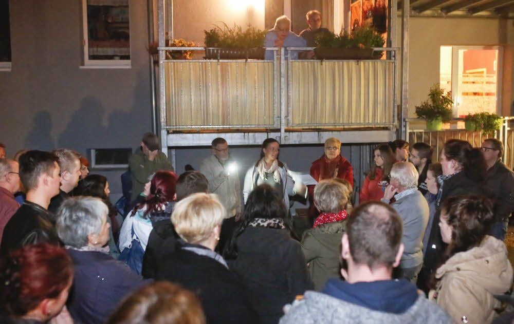 Krisentreffen am Donnerstagabend im Hof der Mieter an der Trothaer Straße : Wie soll es weiter gehen?