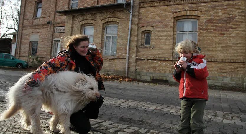 Kathrin Breustedt spielt mit ihrem vierjährigen Sohn Jonathan vor dem Oberröblinger Bahnhof. Dort soll die 24-Stunden-Kita entstehen.