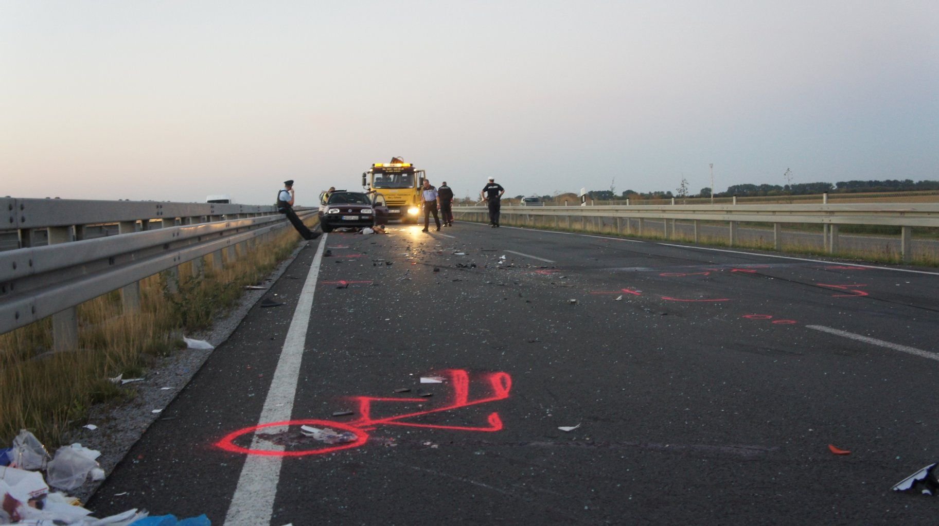 Spurensicherung auf der B81 bei Schwaneberg nach einem schweren Verkehrsunfall.