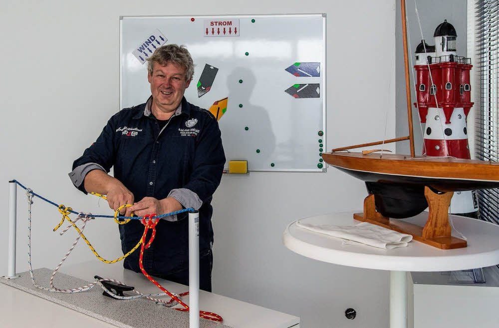 Uwe Gibson ist mit seiner Segelschule ins EKZ Mücheln gezogen.