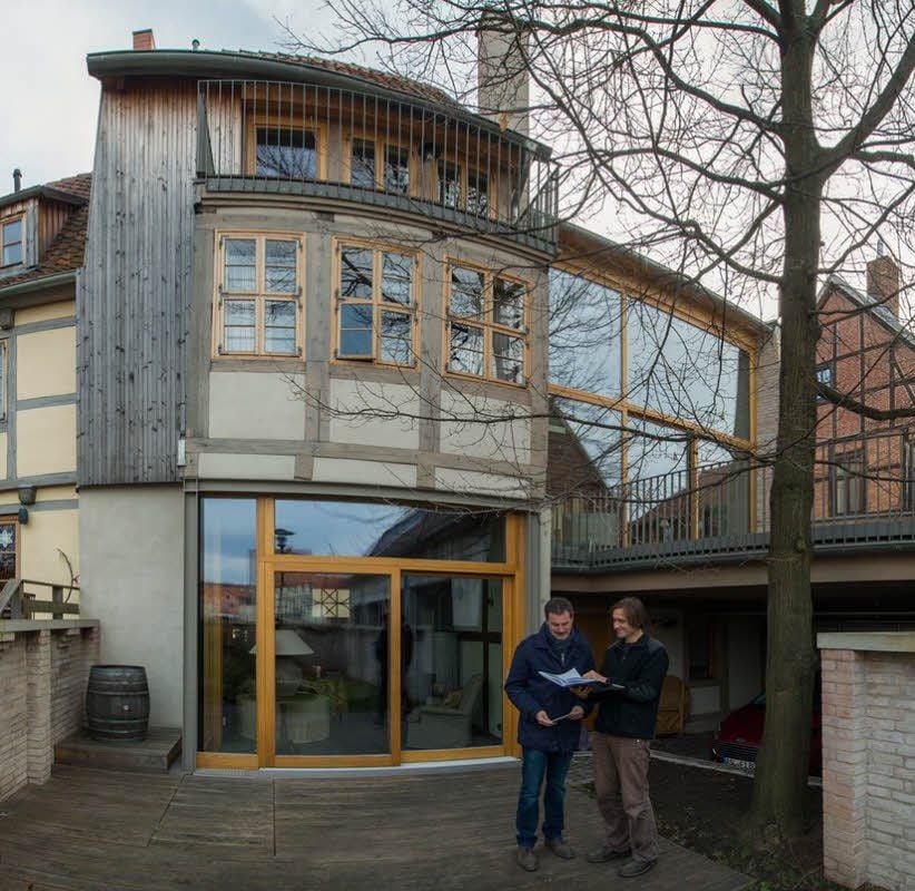 Nachher: Ulrich Queck (re.) und Bauherr Norbert Buschmeier auf der Hofseite.