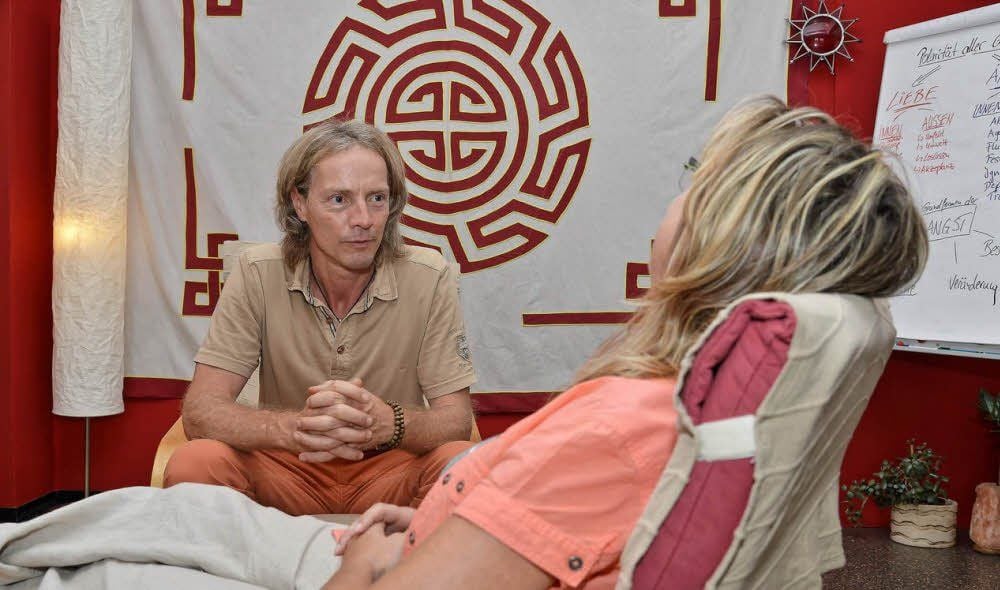 Heilpraktiker und Hypnotiseur René Wendt bei einer Sitzung in seiner Praxis am Alten Schlachthof.