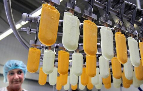 In der Eisbär Eis Produktions GmbH Ribnitz-Damgarten (Kreis Nordvorpommern) kontrolliert Gerda Hagemann am 30.06.2010 die Maschine zur Herstellung von Zitronen- und Orangen-Stieleis. (FOTO: DPA)