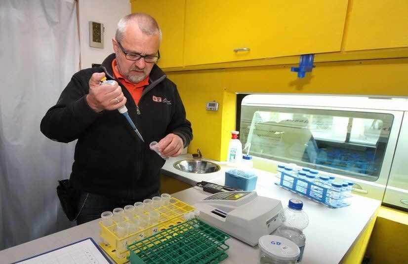 Harald Gülzow untersuchte das Wasser im Labormobil.