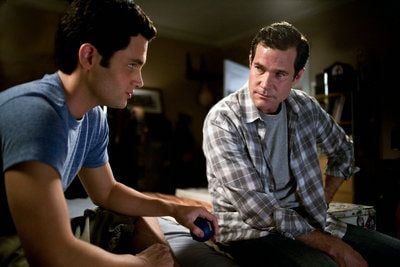 David (rechts, Dylan Walsh) und Stiefsohn Michael (Penn Badgley) in einer Filmszene aus dem Kinofilm «The Stepfather». (FOTO: DPA)