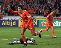 Ruud van Nistelrooy nach seinem Treffer zum 2:1. (Foto: dpa)
