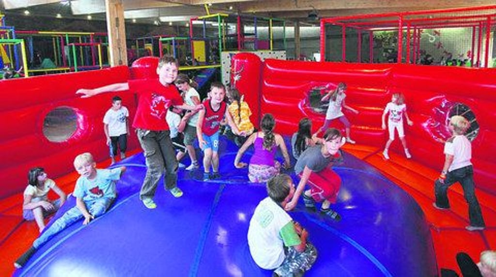 Indoor-Spielplätze sind zum Toben für Kinder eine gute Ausweichmöglichkeit an verregneten Ferien-Tagen.