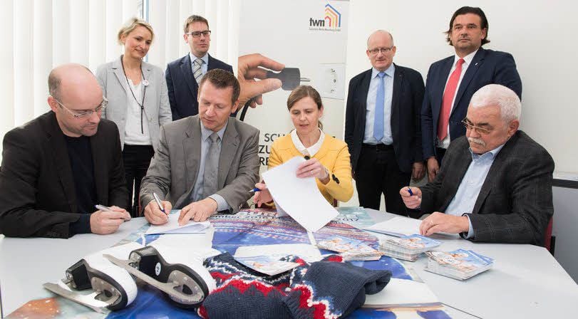 Vorsitzende Anke Weiland und Andreas Hünerbein (vorn, v.l.) vom Naumburger Innenstadtverein sowie Kay Lehmann (Servicegesellschaft) und Alfred Kraus (TWN) unterzeichnen den Sponsorenvertrag.