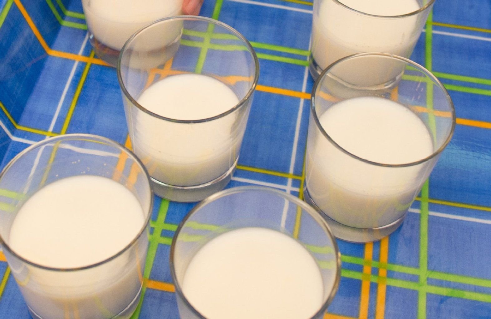 Mit diesem Trick schlabbern Sie nie wieder beim Milcheinschenken.