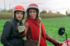 Jasmin Tabatabai als Fariba (l) und Anneke Kim Sarnau als Anne in einer Szene aus dem Film «Fremde Haut». Im Iran droht Fariba die Todesstrafe, denn sie ist lesbisch. Sie flieht nach Deutschland, wo sie Anne kennenlernt und sich in sie verliebt. Schritt für Schritt gewöhnt sich Fariba in die fremde Welt ein, lernt dabei nicht nur viel über ihre neue Heimat, sondern erst recht über sich selbst. (Foto: dpa)