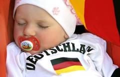 Ist sie nicht süß? Die kleine Pauline schläft im Hemdchen mit Deutschlandfahne am Sonntag (11. Juni) im Stadtzentrum von Leipzig in ihrem Kinderwagen. (Foto: dpa)