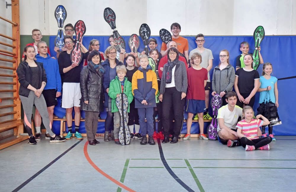 Waveboards haben Unternehmerinnen der Region den Schülern der Sport AG an der Sekundarschule I in Wolfen übergeben.