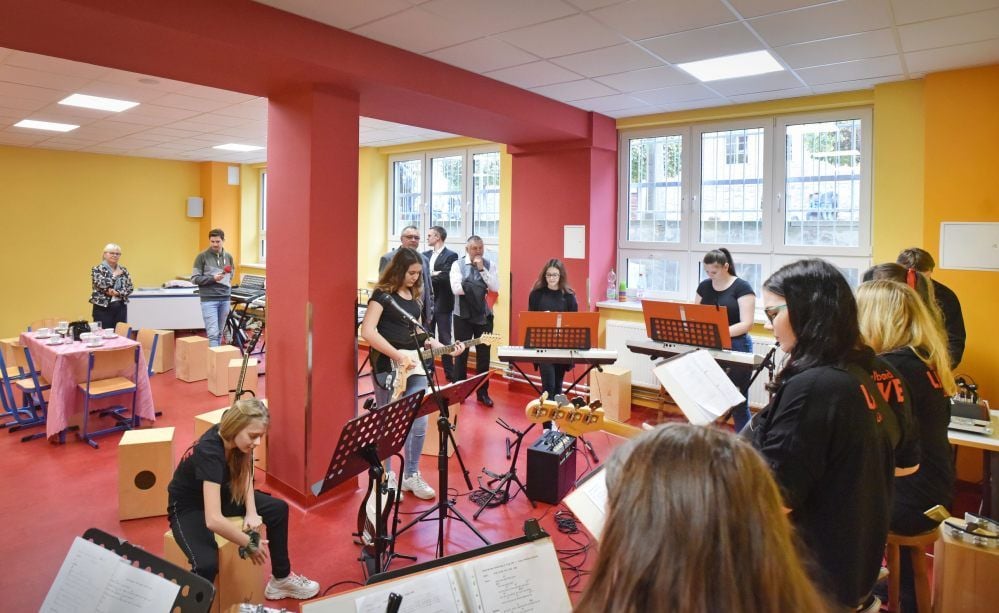 Die Schulband „Lifve“ probt im neuen Musikraum.