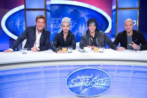 Die Jury-Mitglieder Dieter Bohlen (v.l.), Bill Kaulitz und Tom Kaulitz von der Band Tokio Hotel sowie Sänger Mateo bei einem Fototermin für die RTL-Castingshow «Deutschland sucht den Superstar» (DSDS).