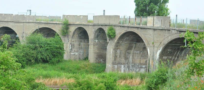 Soll abgerissen werden: die alte Wengelsdorfer Bahnbrücke.