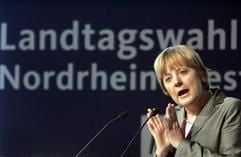 Angela Merkel: «Realität ist, dass zum Beispiel in Köln 50 Fliesenlegerbetriebe aus den mittel- und osteuropäischen Staaten in einer Wohnung ansässig sind». Darauf reagierte Franz Müntefering: «Geben Sie mir die genaue Adresse. Ich sorge dafür, dass dort sofort Besuch erscheint.» (Foto: dpa)