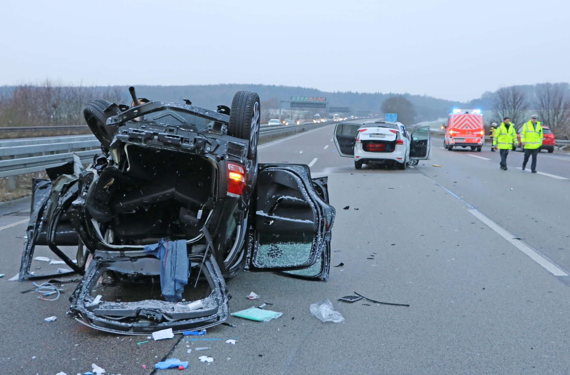 Völlig zerstört ist dieser PKW nach einem Unfall auf der Autobahn 45 in der Nähe des Gambacher Kreuzes.