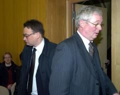 Aneinander vorbei gehen der Landesarchäologe von Sachsen-Anhalt Harald Meller (l) und der Archäologie-Professor von der Universität Regensburg, Peter Schauer, am Montag (21.02.2005) im Landgericht Halle (Saale). Im Berufungsprozess um den illegalen Verkauf der 3.600 Jahre alten "Himmelsscheibe von Nebra", die als älteste konkrete Sternenabbildung der Menschheitsgeschichte gilt, sagt Schauer als Sachverständiger im Streit über die Echtheit des Fundes aus. Meller widerspricht der Meinung Schauers. (Foto: dpa)