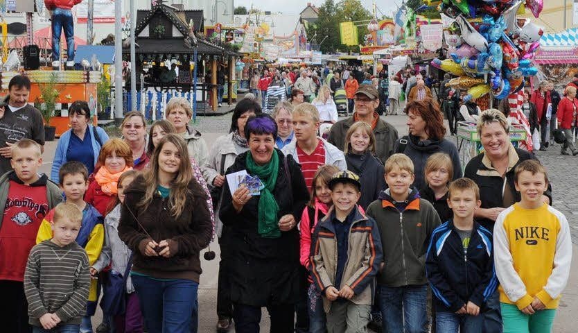 Streetworkerin Sabine Skerka (M.) auf Tour mit Freifahrten für „ihre“ Kinder.