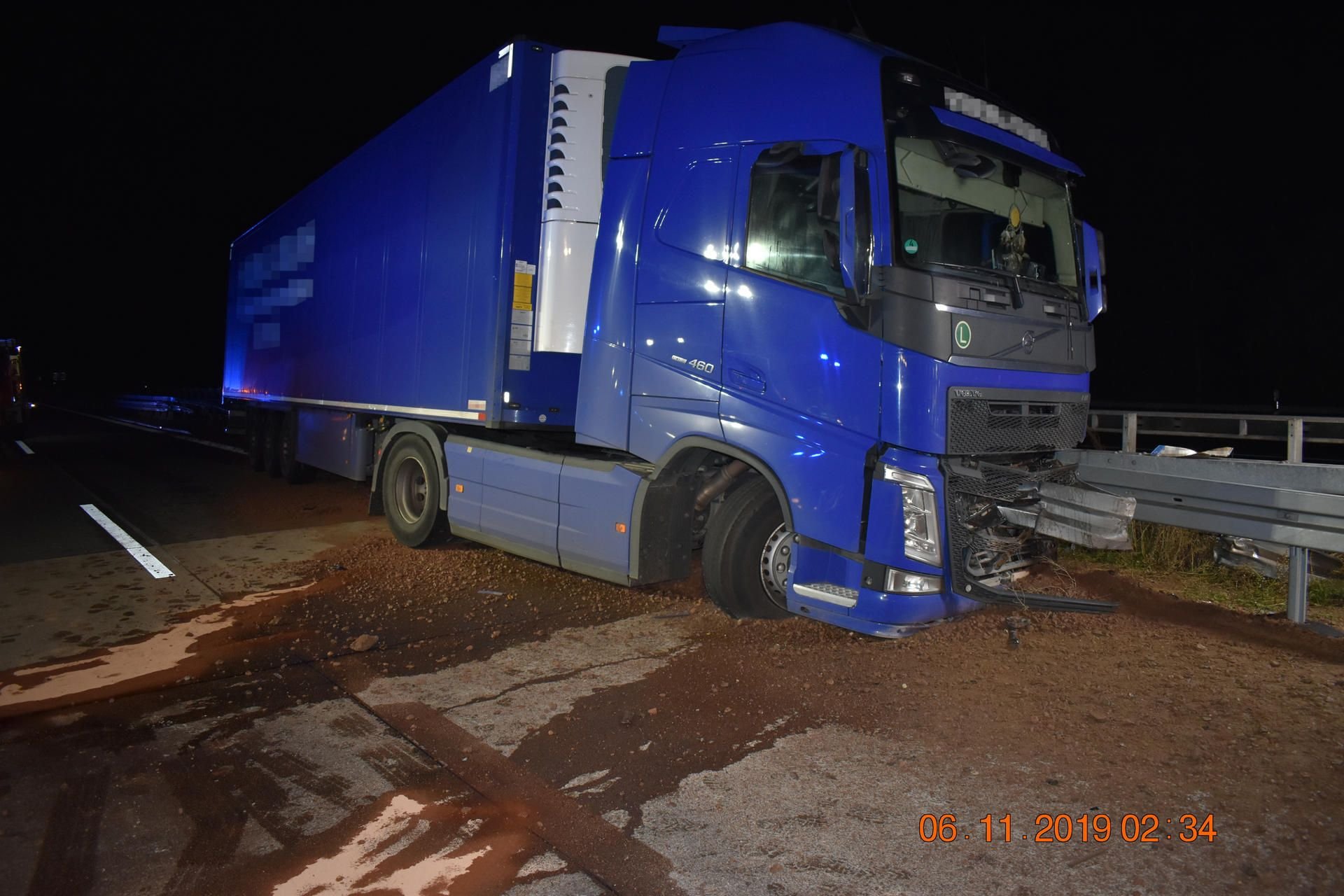 In der Nacht ist ein Lkw auf der A9 bei Dessau in die Mittelleitplanke gekracht.