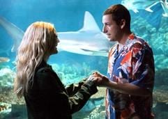 Der Tierarzt Henry Roth (Adam Sandler) hält im neuen Kinofilm "50 erste Dates" in einem Aquarium die Hände der attraktiven Lucy Whitmore (Drew Barrymore, undatiertes Foto). Im Urlaubsparadies Hawaii arbeitet Henry als Meeresbiologe und Verterinär im dortigen Sea Life Park. Eines Tages lernt er Lucy kennen. Doch unglücklicherweise leidet die junge Frau seit einem Unfall an einer Störung des Kurzzeitgedächtnisses - und weiß daher an einem neuen Tag nicht mehr, zuvor schon mit Henry gesprochen zu haben. Der Film kommt am 22.4.2004 in die Kinos. (Foto: dpa)