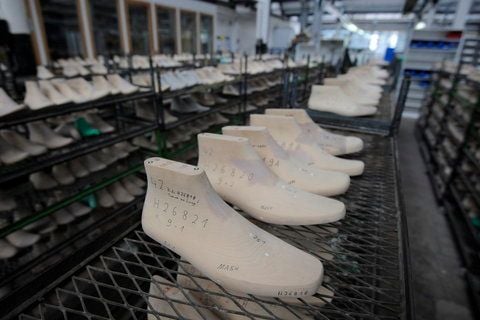 Hölzerne Schuhformen stehen in Alfeld in dem vom Architekten Walter Gropius im Jahr 1911 errichteten Gebäude, der Fabrik für Schuhleisten des Unternehmens Fagus-GreCon Greten, in einem Regal. (FOTO: DDP)