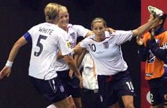 Während des Spiels der Gruppe A zwischen Japan und England jubelt die Engländerin Kelly Smith (r.) über ihren Treffer zum 1:1, dabei hält sie einen ihrer Schuhe hoch. (Foto: dpa)