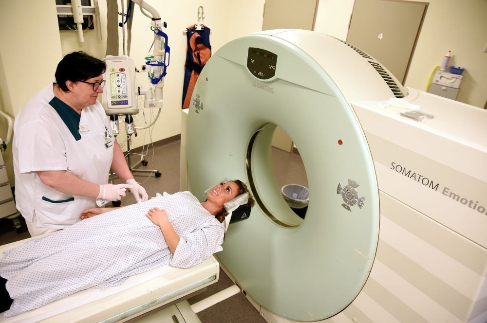 Heike Pröhl (links) bereitet eine Patientin für eine Untersuchung mit einem CT-Gerät im Köthener Helios-Klinikum vor.