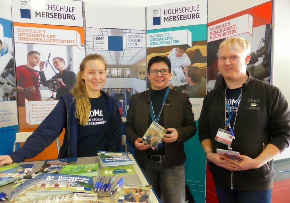 Denise Hörnicke (M.) mit Ben Lux (r.) und Linda-Marie Theet, die Kultur- und Medienpädagogik studiert