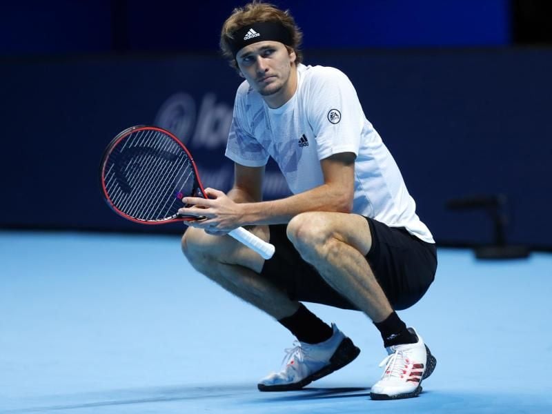 Alexander Zverev hadert mit seiner Niederlage gegen Novak Djokovic. Foto: Frank Augstein/AP/dpa