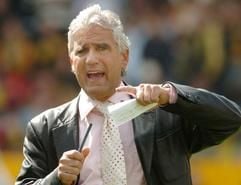 Jörg Berger, der "Feuerwehrmann" unter Deutschlands Fußball-Trainern, wird an diesem Mittwoch (13. Oktober) 60 Jahre alt. Seinen Geburtstag verbringt Berger in Budapest, plant aber ein baldiges Ende seiner selbst gewählten Auszeit vom Fußball: "Ich möchte noch arbeiten, ich bin immer noch ungeduldig und hungrig auf Erfolg", sagte er der dpa. Seit dem 31. Mai, zwei Tage nach dem verlorenen DFB-Pokalfinale mit Alemannia Aachen (2:3 gegen WerderBremen), gönnt sich Berger eine Pause vom Fußball. (Foto: dpa)