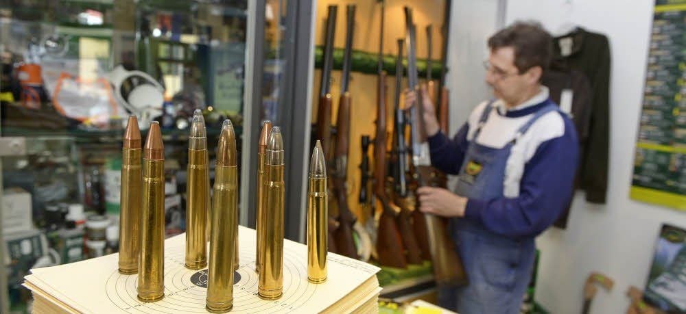 Noch bevorzugen viele Jäger traditionelle, bleihaltige Geschosse. Die Patronen unterscheiden sich äußerlich kaum von der bleifreien Munition mit rötlichen Kupferspitzen.