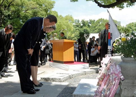 UN Generalsekretär Ban Ki-moon legt einen Kranz an der Gedenkstelle für die Opfer des Atombombenwurfs vor 65 Jahren nieder. (FOTO: DPA)