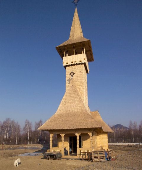 Blick auf die Kirche der orthodoxen Gemeinde im nordböhmischen Most (Brüx). Nach nicht einmal einem Jahr Bauzeit soll die neue orthodoxe Kirche im tschechischen Most in diesem Frühjahr geweiht werden. (FOTO: DPA)