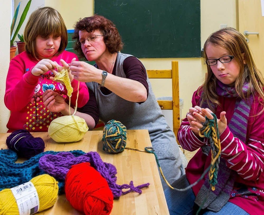 Andrea Herrling (Mitte) beim Fingerstricken mit Emely (l.) und Tochter Paula.