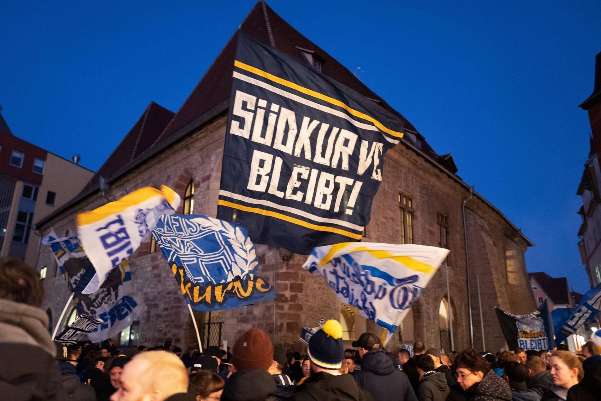 Demo zum Erhalt der Südkurve in einem möglichen Neubau des Ernst Abbe Sportfeldes des FC Carl Zeiss Jena in der Innenstadt von Jena.