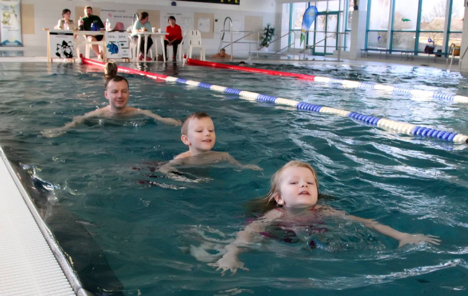 Unterwegs bei einem Benefizschwimmen in der Schwimmhalle Sangerhausen - Larissa (5), Sebastian (7) mit Vati Lutz Recking.